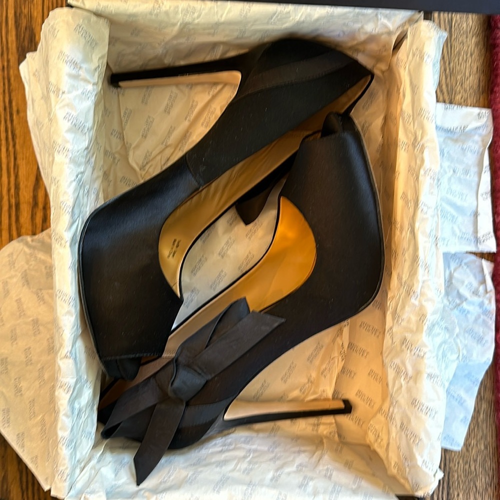NWT! Badgley Mischka - Oliver pump in Black Satin, women’s size 8.5